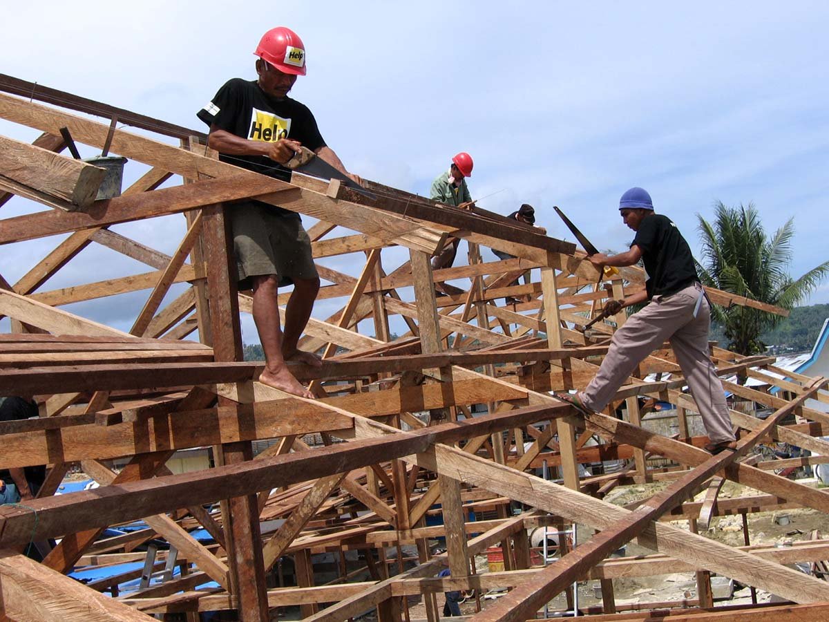 Wiederaufbau nach dem Tsunami Help Mitarbeiter beim Errichten eines Dachstuhls in Indoenesien