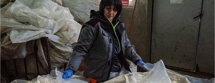 Eine Frau sortiert Plastikfolien