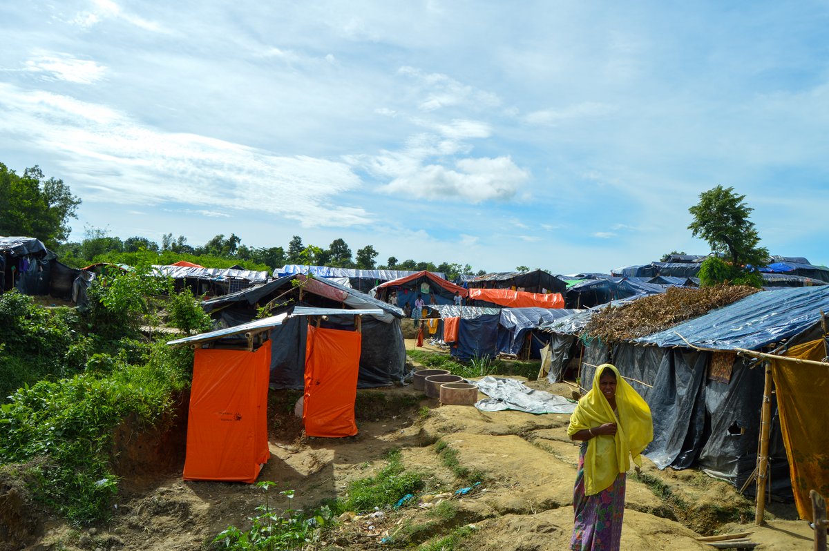 Rohingya Camps in Bangladesch Eine Frau läuft zwischen den selbstgebauten Hütten im Rohingya-Camp in Cox's Bazar