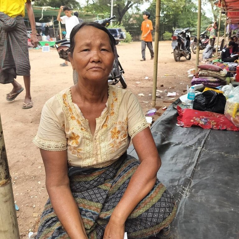 Daw Hla Aye aus Mandalay hat ihr Zuhause durch das Erdbeben verloren Daw Hla Aye aus Myanmar sitzt auf einer Zeltplane