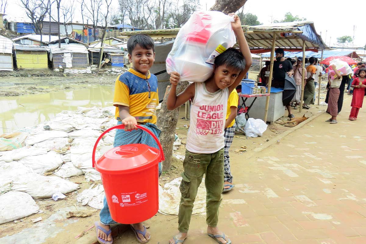 Spenden Rohingya: Verteilung von Hilfsgütern nach Feuer in Flüchtlingslager