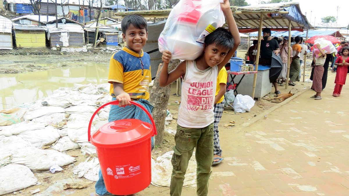 Spenden Rohingya: Verteilung von Hilfsgütern nach Feuer in Flüchtlingslager
