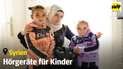 Zwei syrische Mädchen und ihre Mutter