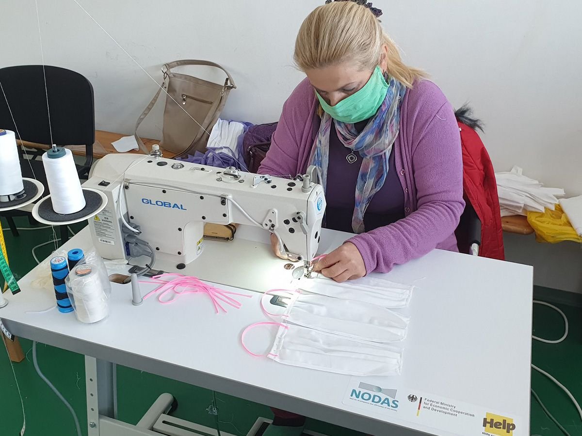 Eine Frauenkooperative näht Corona-Masken in Bosnien