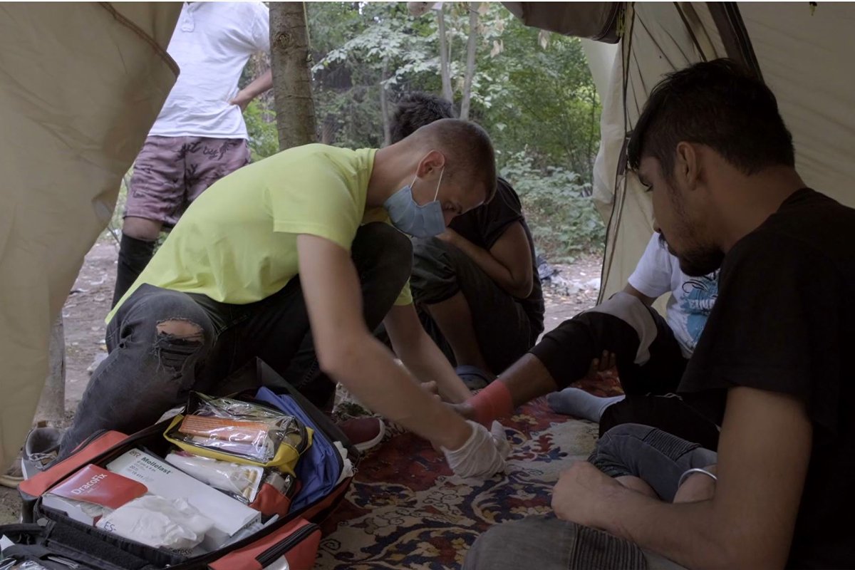 Spenden Bihac: Medizinische Versorgung der Flüchtlinge in Bosnien Ein Mitarbeiter unserer Partnerorganisation behandelt einen Geflüchteten an der bosnischen Grenze.