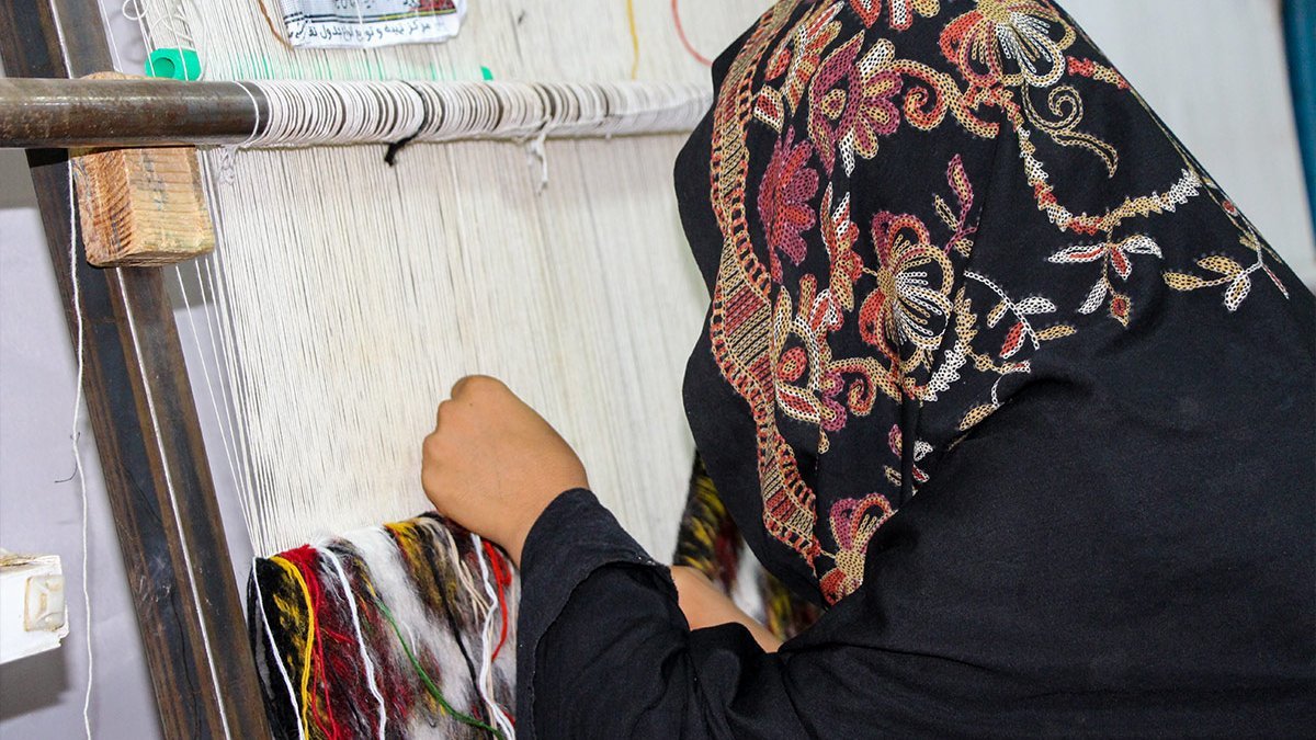 Eine afghanische Weberin bei der Arbeit