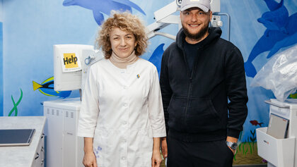 Ärztin und Vertreter von Help im Krankenhaus