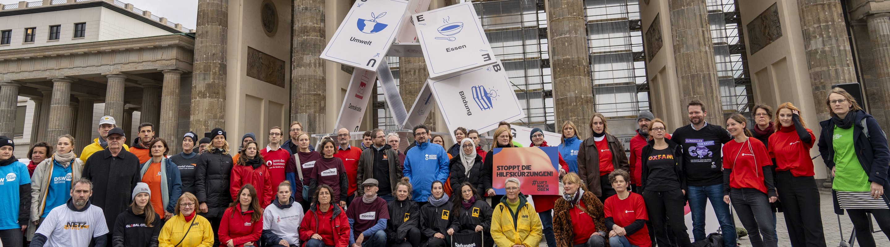 Mit einem sechs Meter hohen einstürzenden Kartenhaus protestierten heute Save the Children und über 20 weitere Organisationen im Rahmen der Kampagne #LuftNachOben vor dem Brandenburger Tor gegen die geplanten Kürzungen der Etats für humanitäre Hilfe und Entwicklungszusammenarbeit der Bundesregierung.