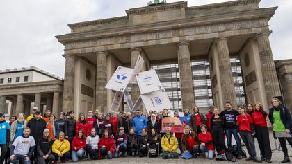 Mit einem sechs Meter hohen einstürzenden Kartenhaus protestierten heute Save the Children und über 20 weitere Organisationen im Rahmen der Kampagne #LuftNachOben vor dem Brandenburger Tor gegen die geplanten Kürzungen der Etats für humanitäre Hilfe und Entwicklungszusammenarbeit der Bundesregierung.