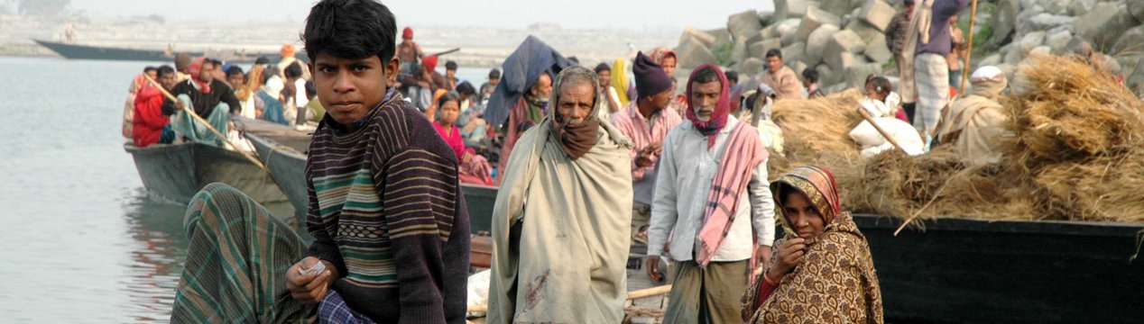 Eine Gruppe geflüchteter Menschen in einem Boot