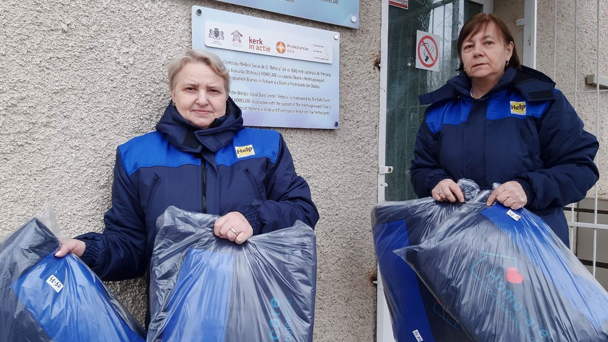 Help stattet Pfleger:innen der Partnerorganisation mit warmen Jacken aus.