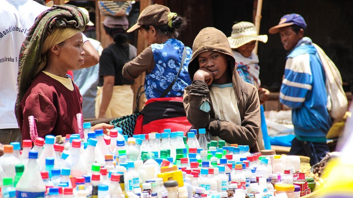 Plastikflaschen auf einem Markt im Niger