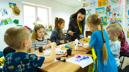 Kinder in der Ukraine während einer Bastelstunde