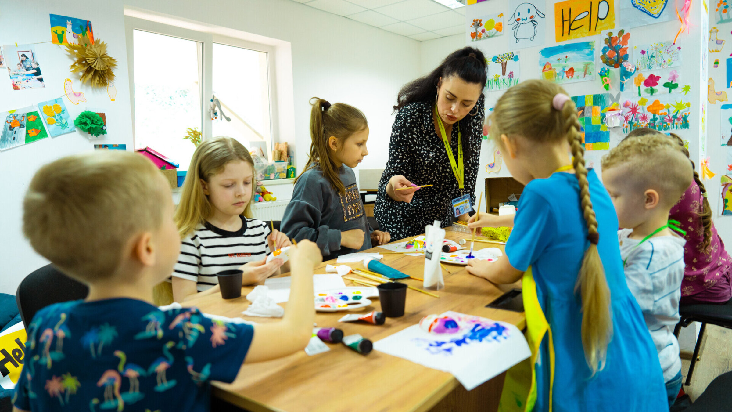 Kinder in der Ukraine während einer Bastelstunde