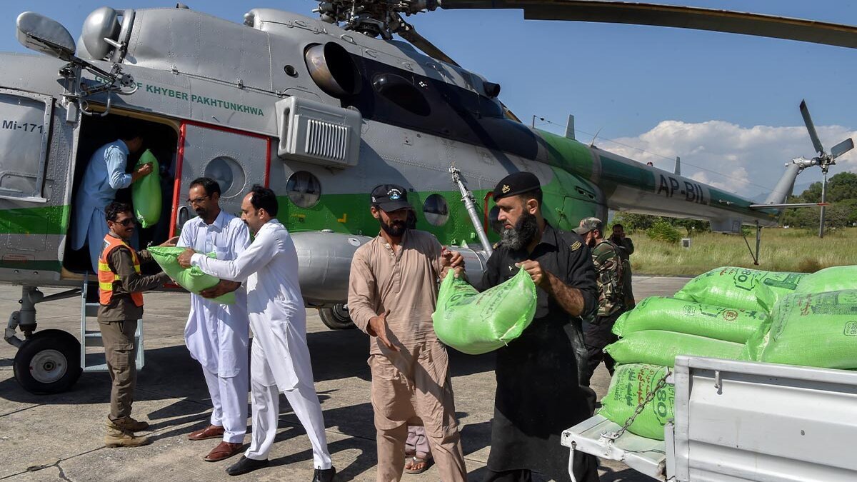 Humanitäre Hilfe ermöglicht Hilfslieferungen in schwer zugängliche Regionen Humanitäre Helfer entladen einen Hubschrauber mit Hilfsgütern