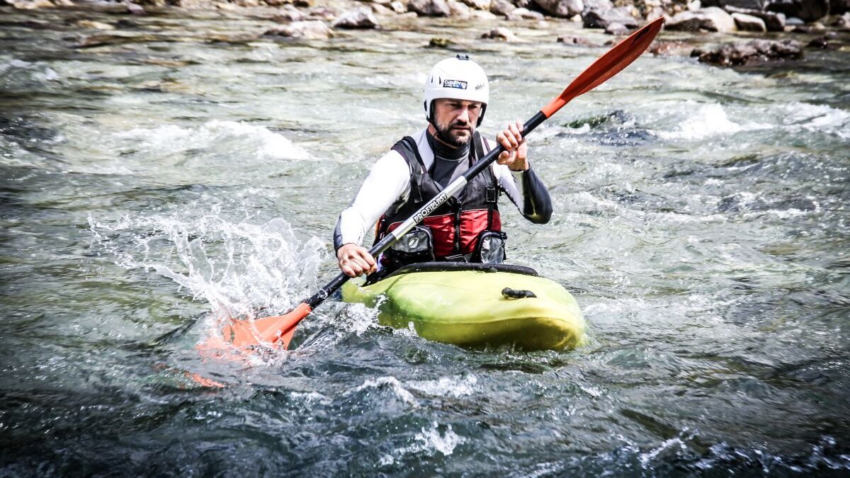 Kleinunternehmer Eldin wurde von Help beim Aufbau seiner Wildwasser-Rafting-Agentur unterstützt.