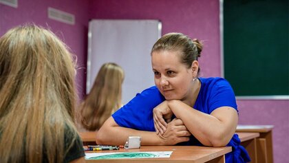 Eine Psychologin unterhält sich mit einem Mädchen