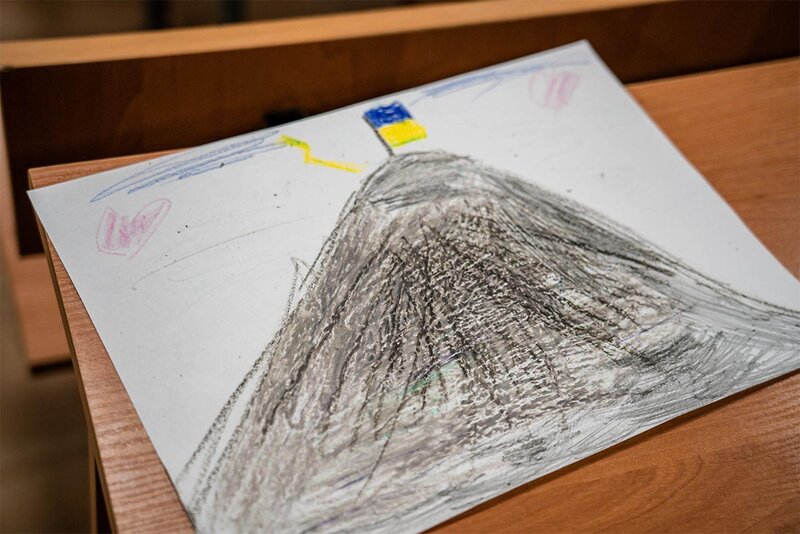 Bild von einem Berg mit ukrainischer Flagge