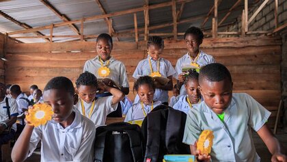 Schulkinder im Kongo mit Solarlampen