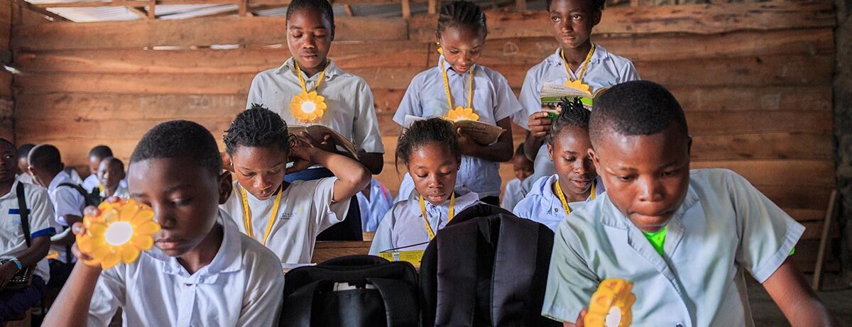 Schulkinder im Kongo mit Solarlampen