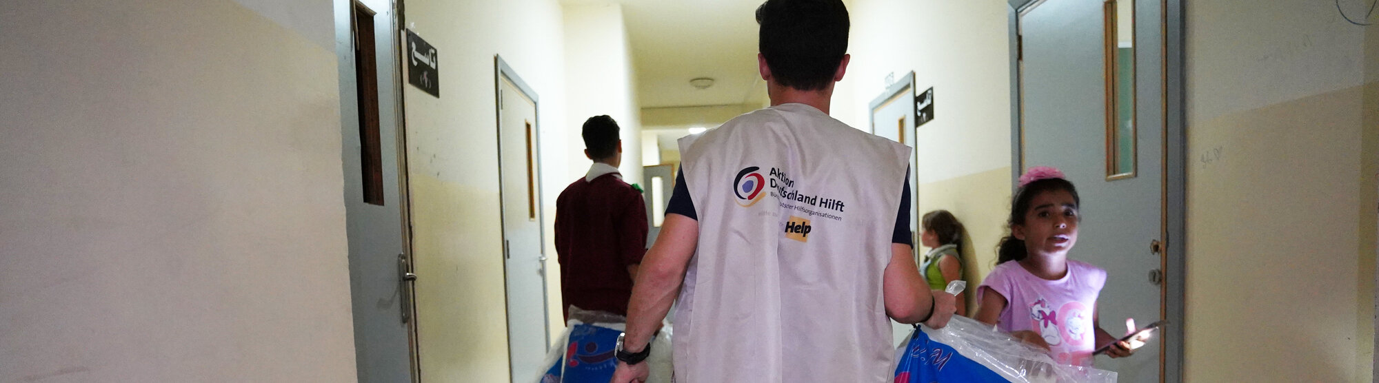 Humanitärer Helfer im Libanon verteilt Decken und Kissen