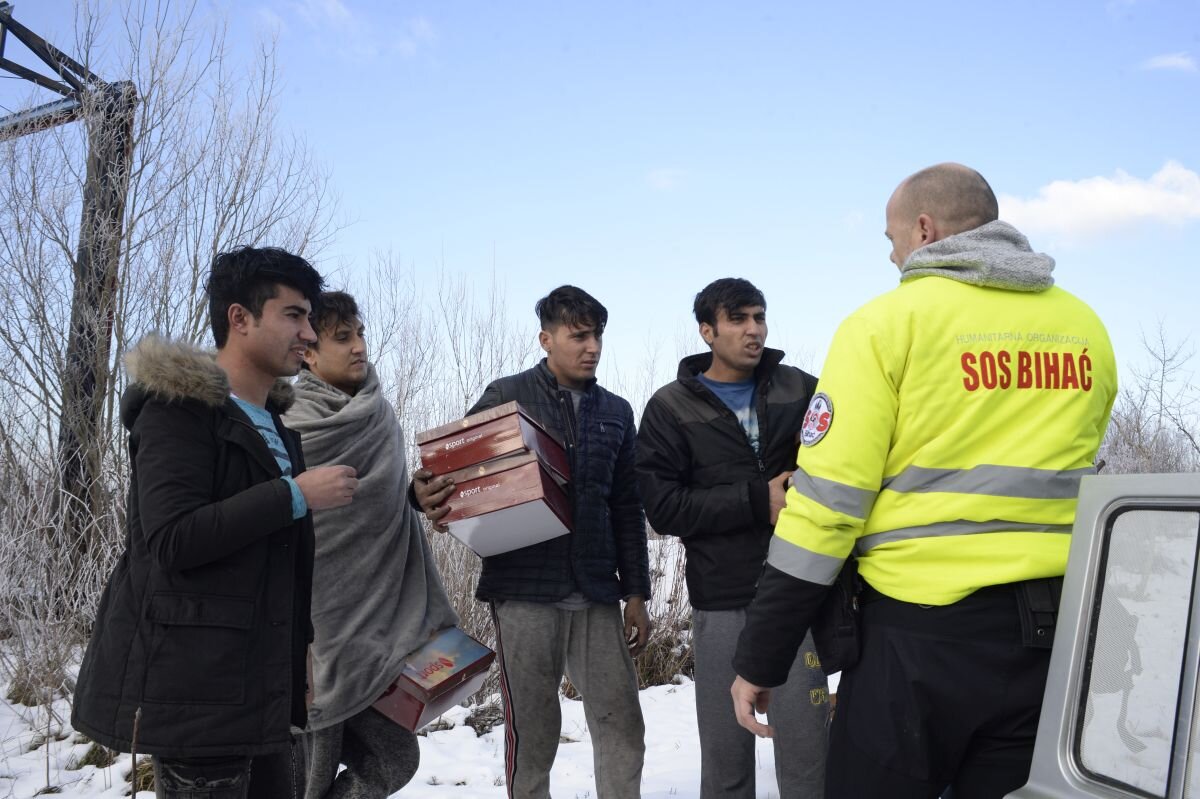 Gemeinsam mit SOS Bihac versorgt Help Geflüchtete mit warmen und regenfesten Schuhen.