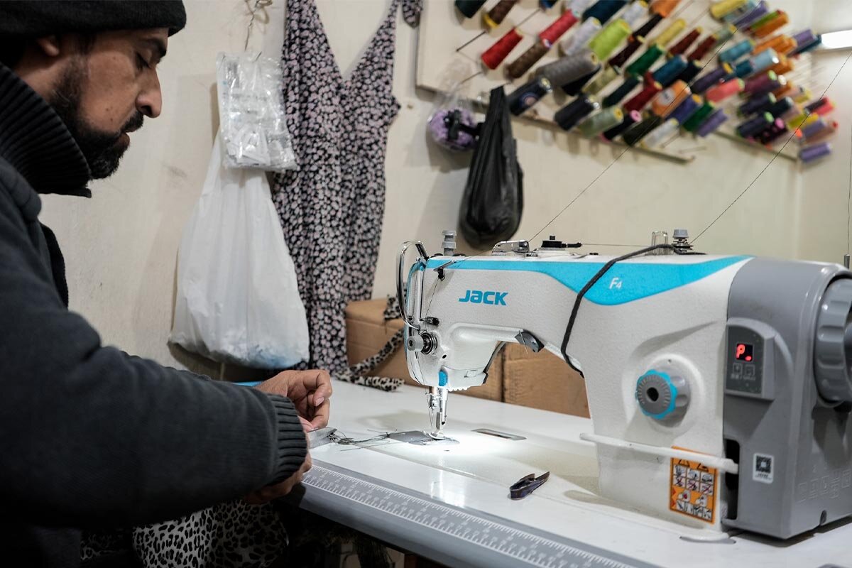 Spenden Libanon: Neues Equipment für Kleinunternehmer aus Beirut Ein Libanese näht an einer von Help finanzierten Nähmaschine