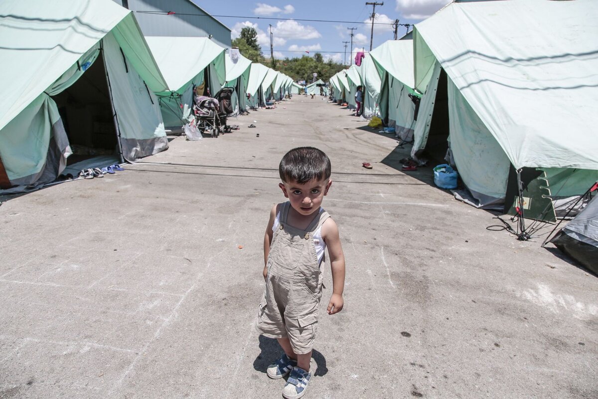 Kind in griechischem Flüchtlingslager