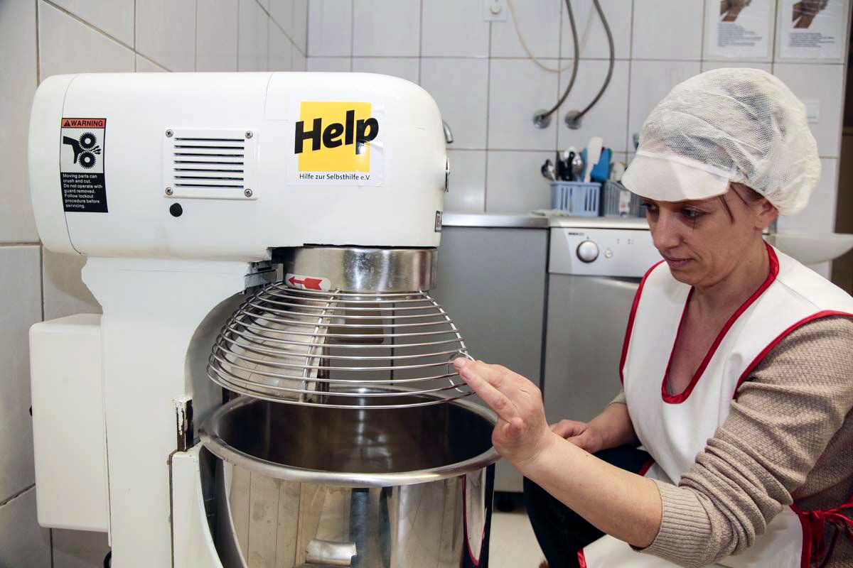 Help fördert Kleinunternehmer in Serbien. Serbien: Eine von Help geförderte Konditorin