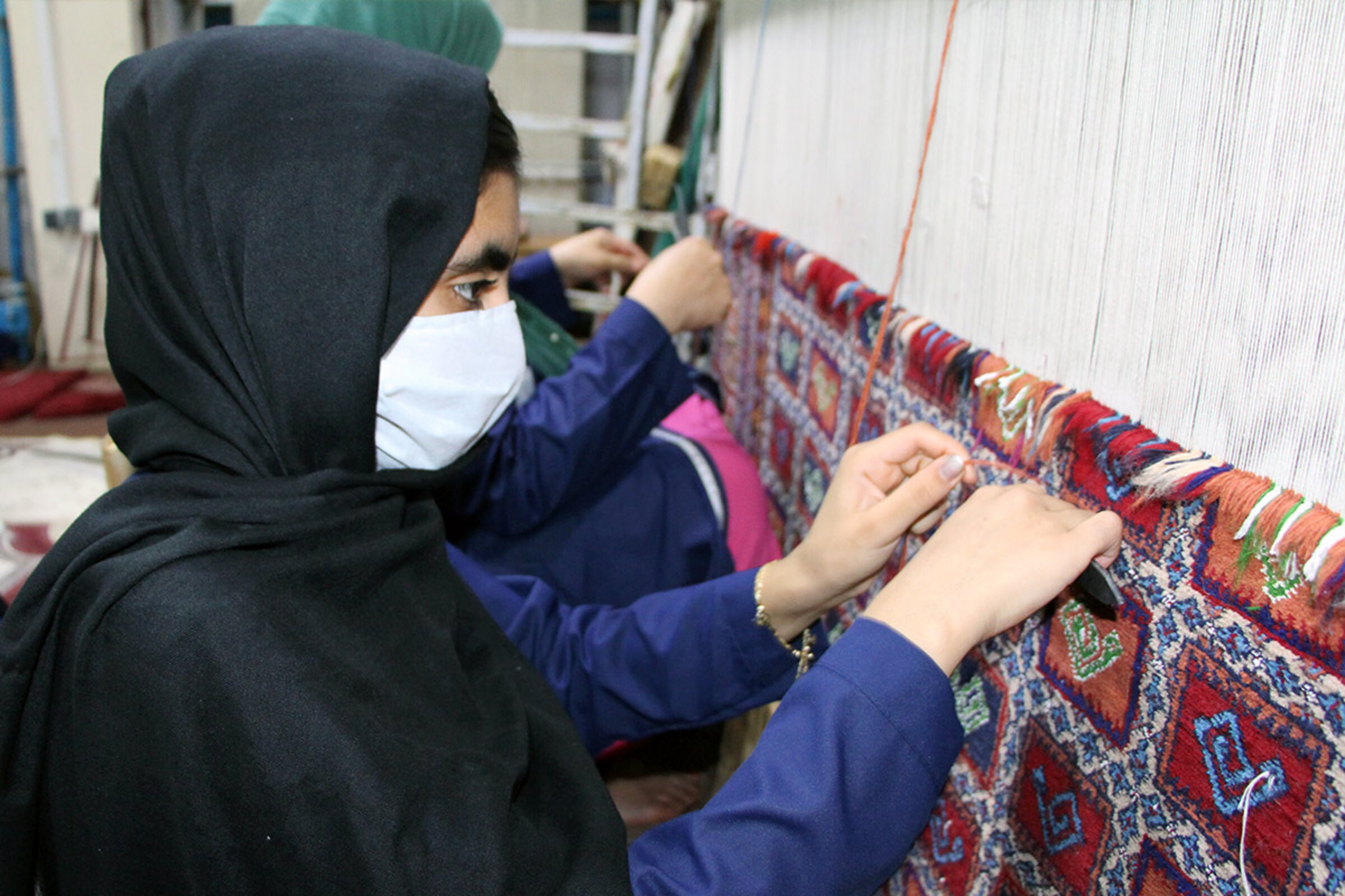 Lailoma aus Afghanistan bei der Ausbildung als Weberin