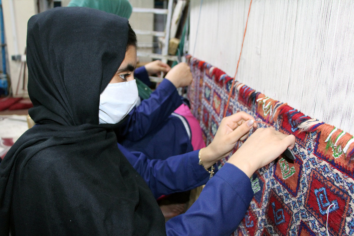 Lailoma aus Afghanistan bei der Ausbildung als Weberin