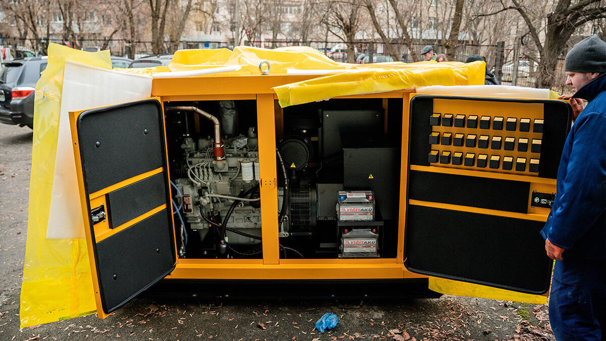 Generator vor einem Krankenhaus in Kiew