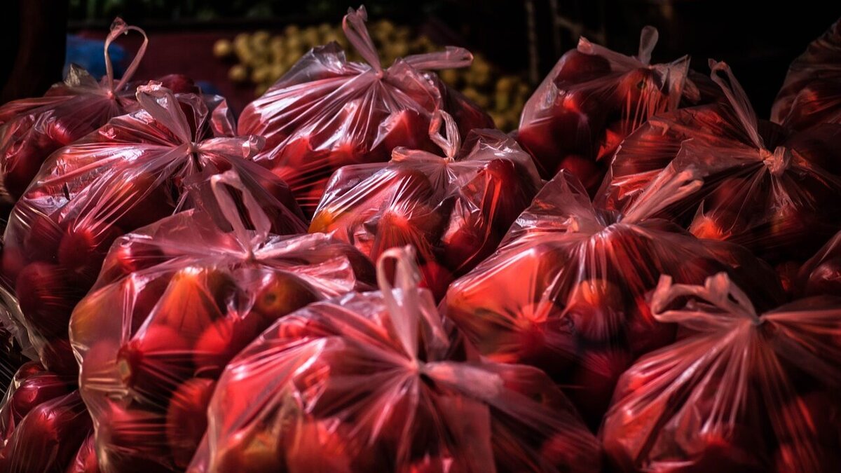 Tomaten in Plastiktüten 