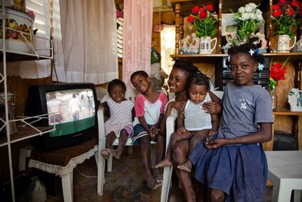 Menschen in Haiti nach Erdbeben mit Wiederaufbau Perspektiven gebe