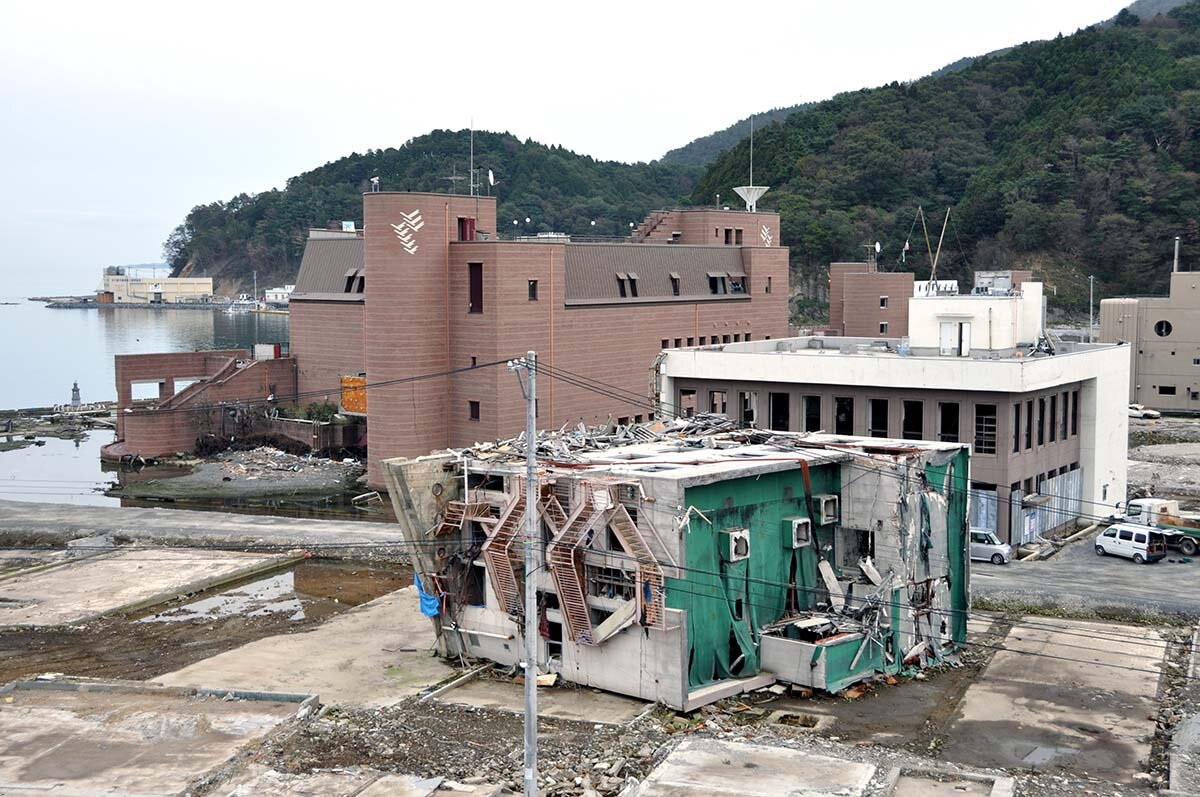 Zerstörung nach dem Tsunami in Japan 2011 Ein auf der Seite liegender Wohnblock, der von dem gewaltigen Tsunami in Japan 2011 mitgerissen wurde.