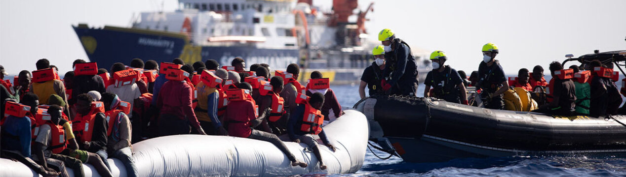 Ein überfülltes Schlauchboot vor der SOS Humanity