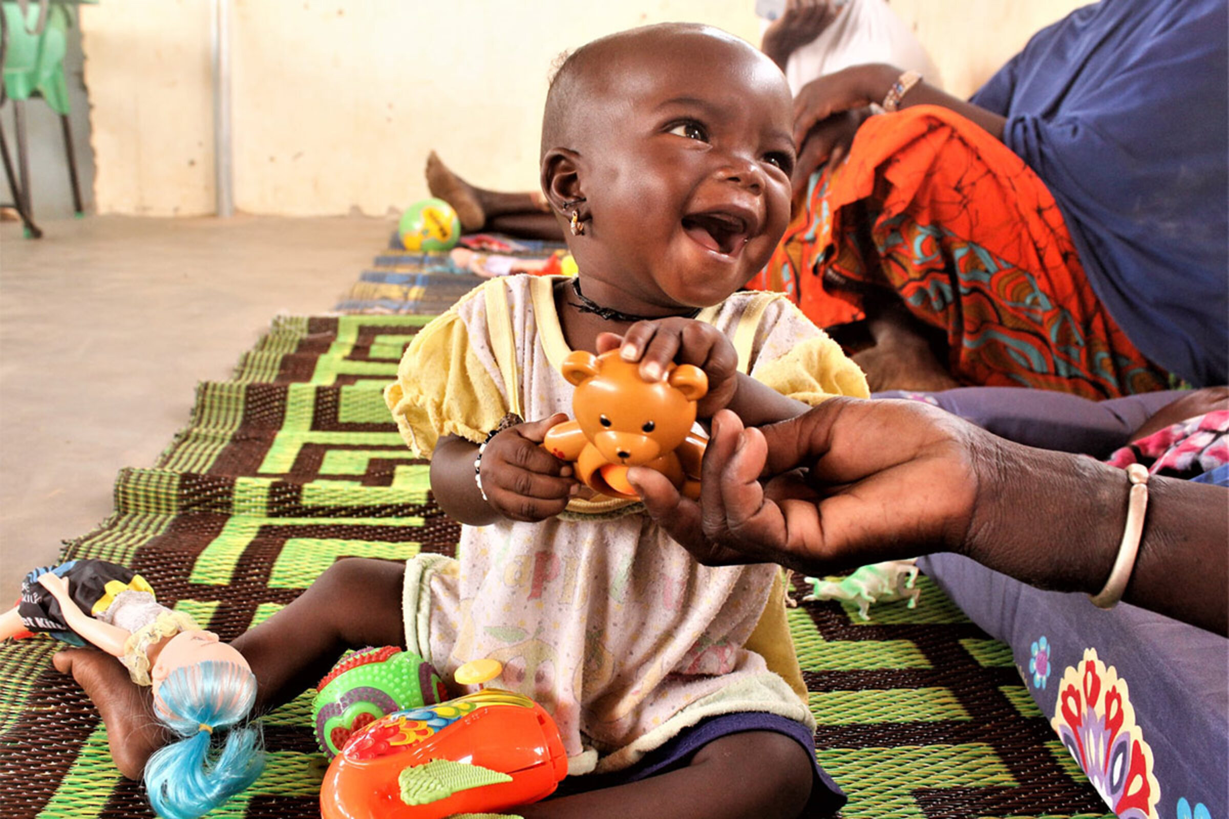 Ein lachendes Kleinkind in Burkina Faso