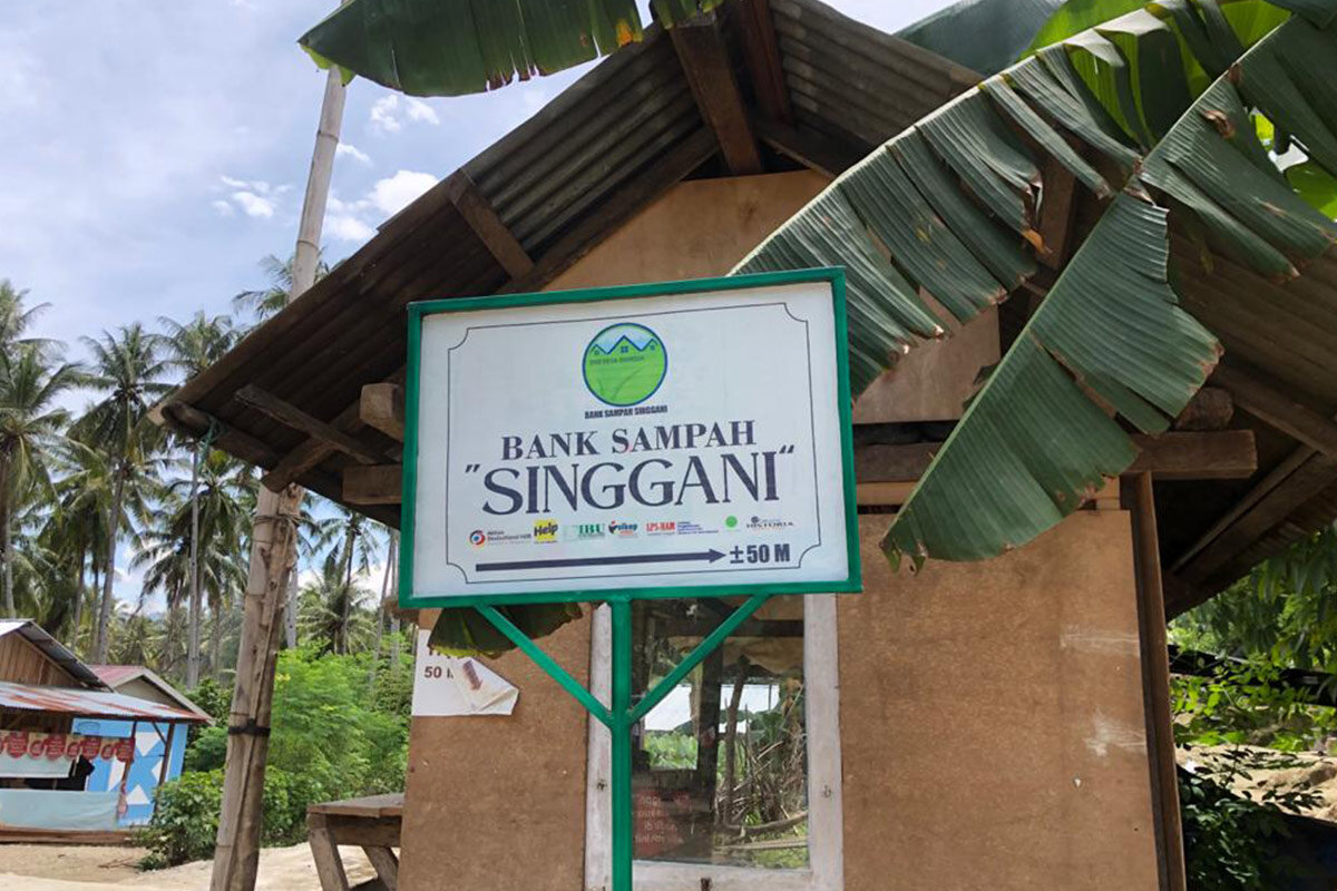 Hinweisschild für eine Plastikbank von Help in Indonesien