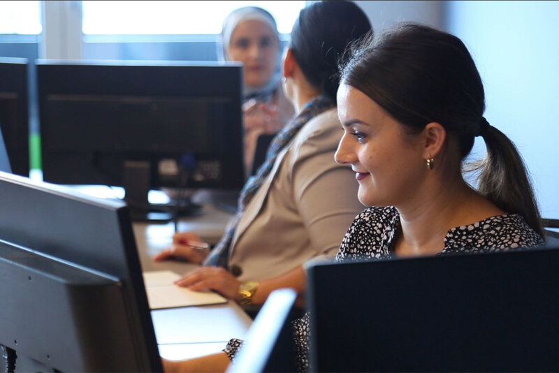 Eine Frau arbeitet am Computer