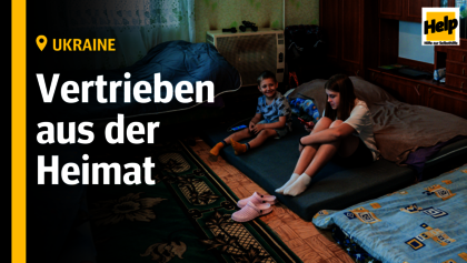 Zwei Kinder sitzen auf Matratzen