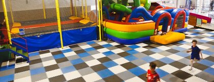 Vogelperspektive über den Indoor-Spielplatz KinderpAHRadies