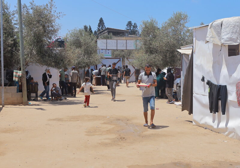 Menschen in Gaza erhalten warme Mahlzeiten