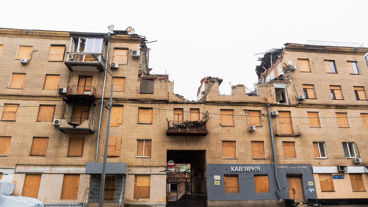 Zerstörtes Wohngebäude in der ukrainischen Stadt Charkiw