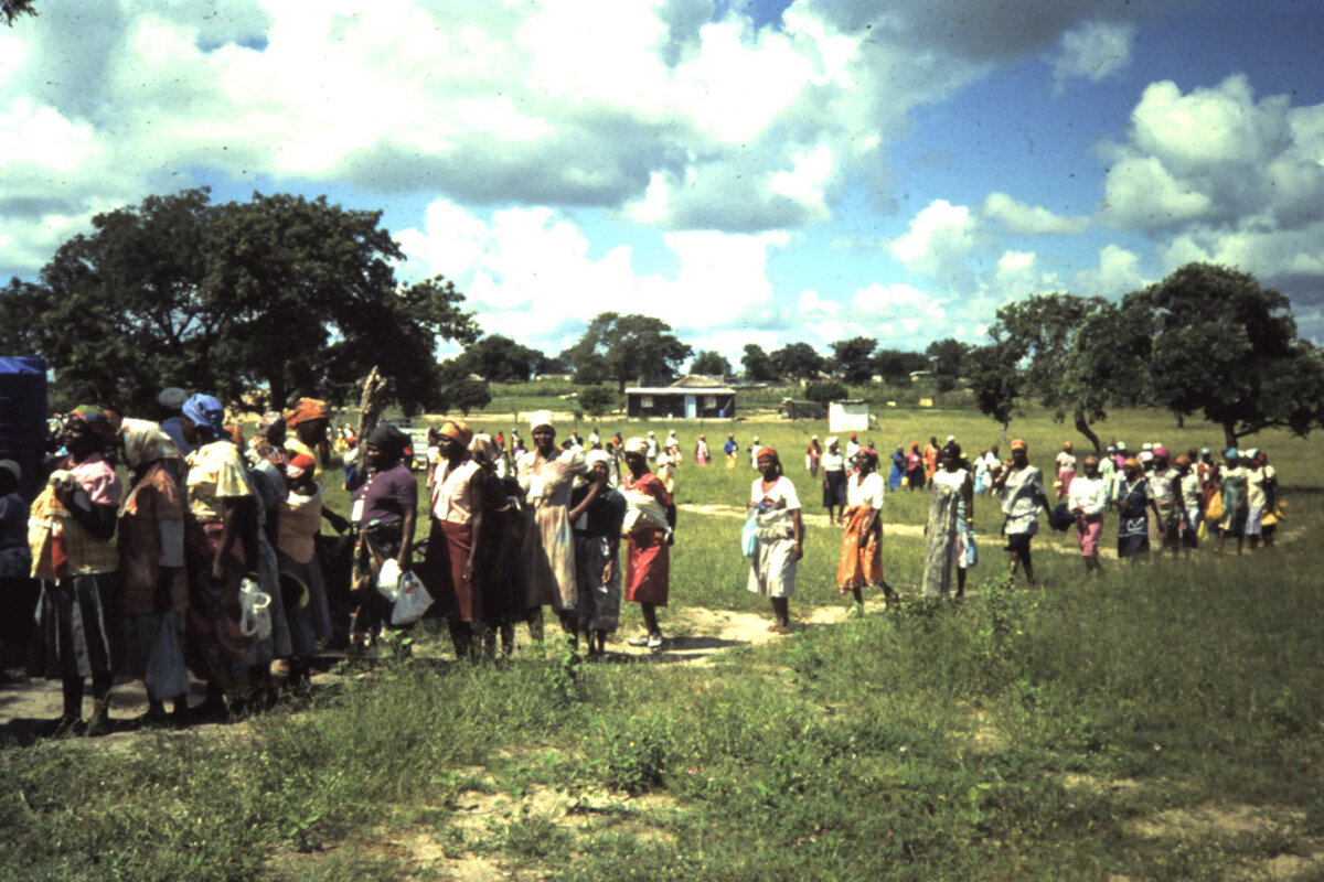 Frauen stehen Schlange auf einem Feld