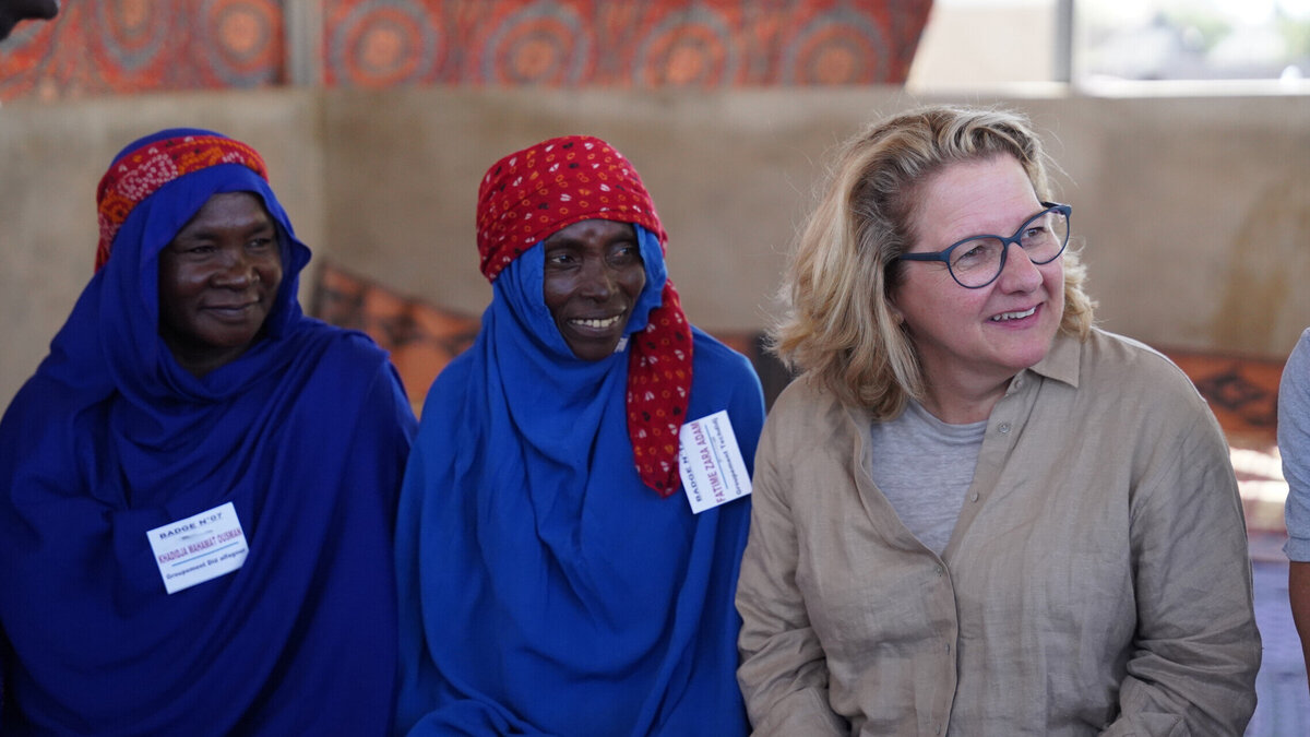 Federal Minister Schulze in dialogue with project participants in Chad