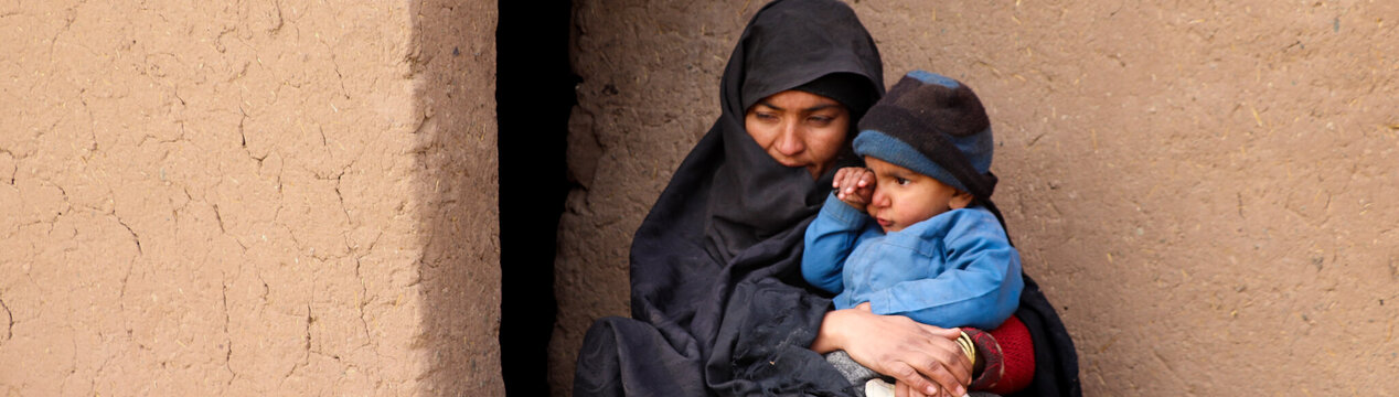 Afghanische Frau mit Kleinkind