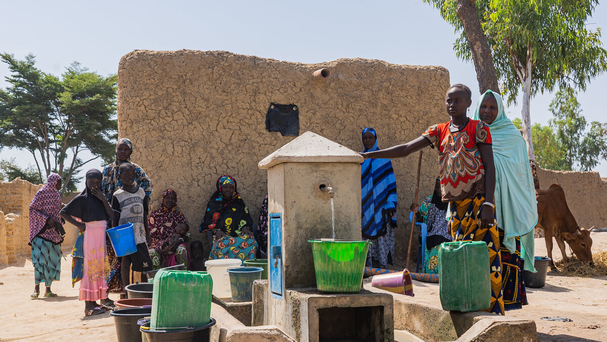 Menschen versammeln sich an einem Trinkwasserbrunnen in Mali