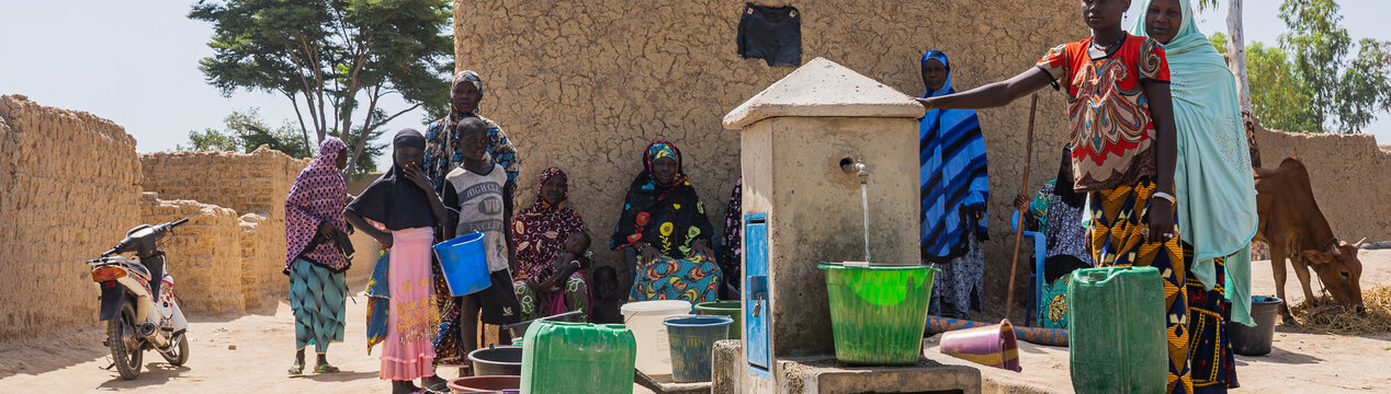 Menschen versammeln sich an einem Trinkwasserbrunnen in Mali