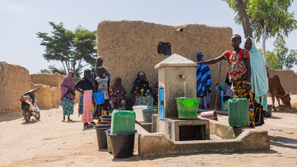 Menschen versammeln sich an einem Trinkwasserbrunnen in Mali