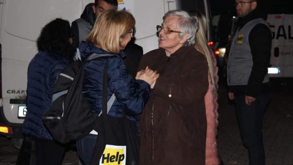Eine Help-Mitarbeiterin beruhigt eine Dame nach dem Erdbeben in Albanien